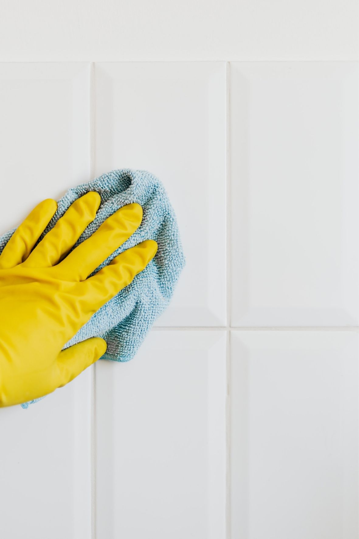 Main gantée nettoyant une surface en bois dans une ambiance intérieure calme et entretenue  à Asbestos